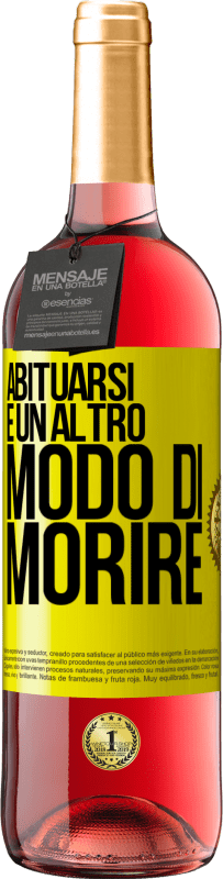 29,95 € Spedizione Gratuita | Vino rosato Edizione ROSÉ Abituarsi è un altro modo di morire Etichetta Gialla. Etichetta personalizzabile Vino giovane Raccogliere 2025 Tempranillo