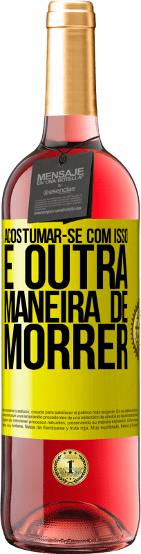 29,95 € Envio grátis | Vinho rosé Edição ROSÉ Acostumar-se com isso é outra maneira de morrer Etiqueta Amarela. Etiqueta personalizável Vinho jovem Colheita 2025 Tempranillo