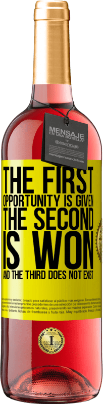 29,95 € Бесплатная доставка | Розовое вино Издание ROSÉ Первая возможность предоставляется, вторая выиграна, а третья не существует Желтая этикетка. Настраиваемая этикетка Молодое вино Урожай 2025 Tempranillo