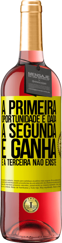 29,95 € Envio grátis | Vinho rosé Edição ROSÉ A primeira oportunidade é dada, a segunda é ganha e a terceira não existe Etiqueta Amarela. Etiqueta personalizável Vinho jovem Colheita 2025 Tempranillo