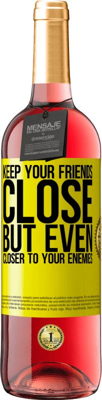 29,95 € Бесплатная доставка | Розовое вино Издание ROSÉ Держите своих друзей близко, но даже ближе к своим врагам Желтая этикетка. Настраиваемая этикетка Молодое вино Урожай 2025 Tempranillo