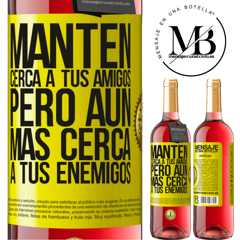 29,95 € Envío gratis | Vino Rosado Edición ROSÉ Mantén cerca a tus amigos, pero aún más cerca a tus enemigos Etiqueta Amarilla. Etiqueta personalizable Vino joven Cosecha 2023 Tempranillo