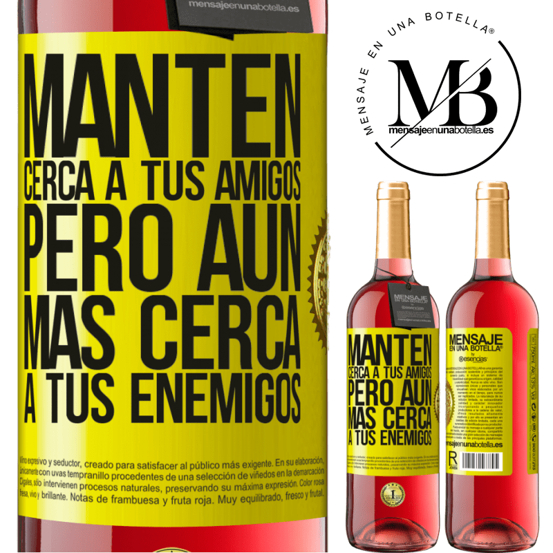 29,95 € Envío gratis | Vino Rosado Edición ROSÉ Mantén cerca a tus amigos, pero aún más cerca a tus enemigos Etiqueta Amarilla. Etiqueta personalizable Vino joven Cosecha 2025 Tempranillo
