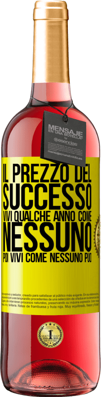 29,95 € Spedizione Gratuita | Vino rosato Edizione ROSÉ Il prezzo del successo. Vivi qualche anno come nessuno, poi vivi come nessuno può Etichetta Gialla. Etichetta personalizzabile Vino giovane Raccogliere 2024 Tempranillo