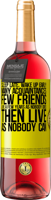 29,95 € 免费送货 | 桃红葡萄酒 ROSÉ版 睡得晚，早起。很多朋友，很少朋友。像没有人一样生活数年，然后没有人可以生活 黄色标签. 可自定义的标签 青年酒 收成 2025 Tempranillo