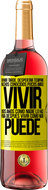 29,95 € Envío gratis | Vino Rosado Edición ROSÉ Dormir tarde, despertar temprano. Muchos conocidos, pocos amigos. Vivir unos años como nadie lo hace, para después vivir Etiqueta Amarilla. Etiqueta personalizable Vino joven Cosecha 2025 Tempranillo