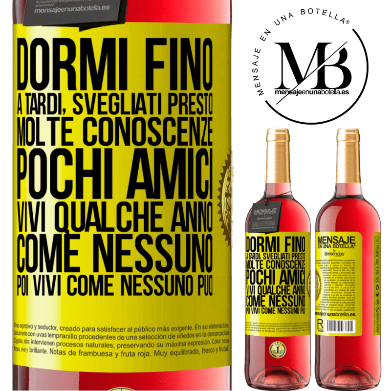 29,95 € Spedizione Gratuita | Vino rosato Edizione ROSÉ Dormi fino a tardi, svegliati presto. Molte conoscenze, pochi amici. Vivi qualche anno come nessuno, poi vivi come nessuno Etichetta Gialla. Etichetta personalizzabile Vino giovane Raccogliere 2025 Tempranillo