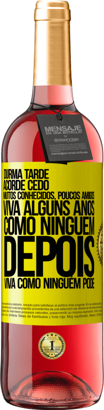 29,95 € Envio grátis | Vinho rosé Edição ROSÉ Durma tarde, acorde cedo. Muitos conhecidos, poucos amigos. Viva alguns anos como ninguém, depois viva como ninguém pode Etiqueta Amarela. Etiqueta personalizável Vinho jovem Colheita 2025 Tempranillo