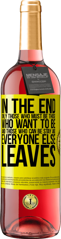 29,95 € Бесплатная доставка | Розовое вино Издание ROSÉ В конце концов, остаются только те, кто должен быть, те, кто хочет быть и те, кто может быть. А все остальные уходят Желтая этикетка. Настраиваемая этикетка Молодое вино Урожай 2025 Tempranillo