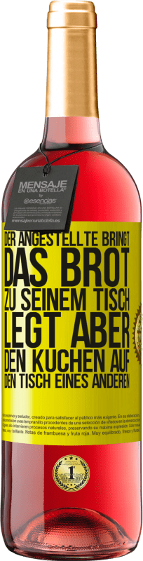 29,95 € | Roséwein ROSÉ Ausgabe Der Angestellte bringt das Brot zu seinem Tisch, legt aber den Kuchen auf den Tisch eines anderen Gelbes Etikett. Anpassbares Etikett Junger Wein Ernte 2025 Tempranillo