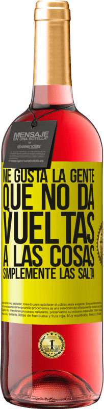 29,95 € Envío gratis | Vino Rosado Edición ROSÉ Me gusta la gente que no da vueltas a las cosas, simplemente las salta Etiqueta Amarilla. Etiqueta personalizable Vino joven Cosecha 2025 Tempranillo