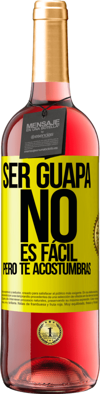 29,95 € Envío gratis | Vino Rosado Edición ROSÉ Ser guapa no es fácil, pero te acostumbras Etiqueta Amarilla. Etiqueta personalizable Vino joven Cosecha 2025 Tempranillo