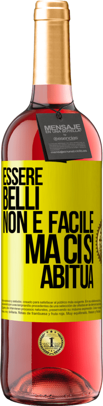 29,95 € | Vino rosato Edizione ROSÉ Essere belli non è facile, ma ci si abitua Etichetta Gialla. Etichetta personalizzabile Vino giovane Raccogliere 2025 Tempranillo