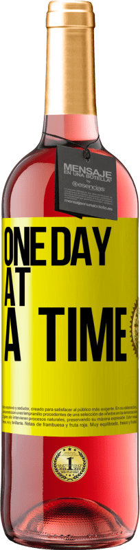 29,95 € Free Shipping | Rosé Wine ROSÉ Edition One day at a time Yellow Label. Customizable label Young wine Harvest 2022 Tempranillo