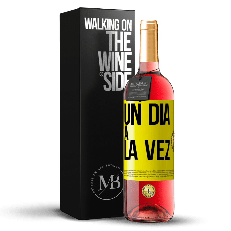 29,95 € Envío gratis | Vino Rosado Edición ROSÉ Un día a la vez Etiqueta Amarilla. Etiqueta personalizable Vino joven Cosecha 2024 Tempranillo