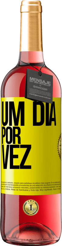 29,95 € | Vinho rosé Edição ROSÉ Um dia por vez Etiqueta Amarela. Etiqueta personalizável Vinho jovem Colheita 2023 Tempranillo