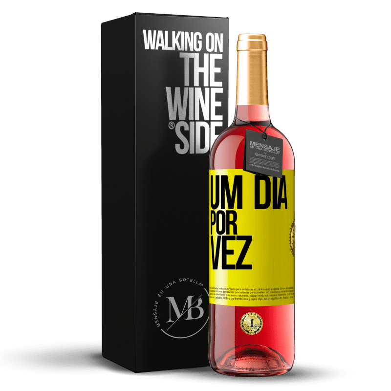 29,95 € Envio grátis | Vinho rosé Edição ROSÉ Um dia por vez Etiqueta Amarela. Etiqueta personalizável Vinho jovem Colheita 2024 Tempranillo