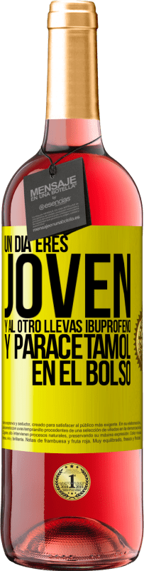 29,95 € | Vino Rosado Edición ROSÉ Un día eres joven y al otro llevas ibuprofeno y paracetamol en el bolso Etiqueta Amarilla. Etiqueta personalizable Vino joven Cosecha 2023 Tempranillo