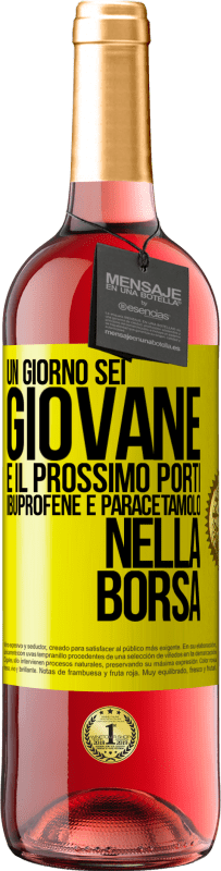 29,95 € Spedizione Gratuita | Vino rosato Edizione ROSÉ Un giorno sei giovane e il prossimo porti ibuprofene e paracetamolo nella borsa Etichetta Gialla. Etichetta personalizzabile Vino giovane Raccogliere 2024 Tempranillo