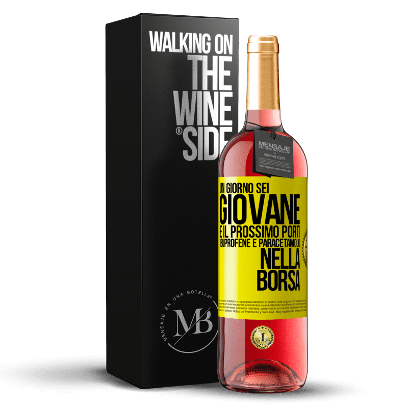 29,95 € Spedizione Gratuita | Vino rosato Edizione ROSÉ Un giorno sei giovane e il prossimo porti ibuprofene e paracetamolo nella borsa Etichetta Gialla. Etichetta personalizzabile Vino giovane Raccogliere 2024 Tempranillo