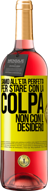 29,95 € Spedizione Gratuita | Vino rosato Edizione ROSÉ Siamo all'età perfetta, per stare con la colpa, non con il desiderio Etichetta Gialla. Etichetta personalizzabile Vino giovane Raccogliere 2025 Tempranillo