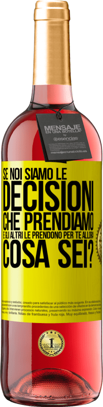 Spedizione Gratuita | Vino rosato Edizione ROSÉ Se noi siamo le decisioni che prendiamo e gli altri le prendono per te, allora cosa sei? Etichetta Gialla. Etichetta personalizzabile Vino giovane Raccogliere 2023 Tempranillo