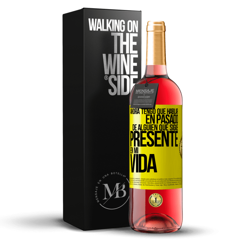 29,95 € Envío gratis | Vino Rosado Edición ROSÉ Ahora tengo que hablar en pasado de alguien que sigue presente en mi vida Etiqueta Amarilla. Etiqueta personalizable Vino joven Cosecha 2023 Tempranillo