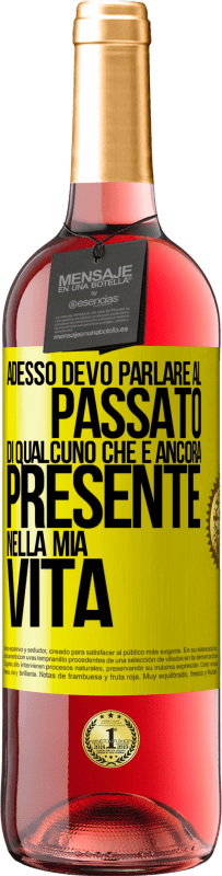 Spedizione Gratuita | Vino rosato Edizione ROSÉ Adesso devo parlare al passato di qualcuno che è ancora presente nella mia vita Etichetta Gialla. Etichetta personalizzabile Vino giovane Raccogliere 2023 Tempranillo