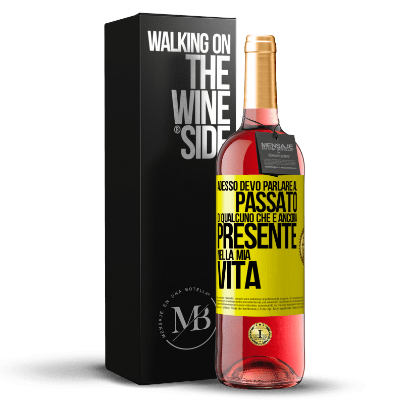 29,95 € Spedizione Gratuita | Vino rosato Edizione ROSÉ Adesso devo parlare al passato di qualcuno che è ancora presente nella mia vita Etichetta Gialla. Etichetta personalizzabile Vino giovane Raccogliere 2023 Tempranillo