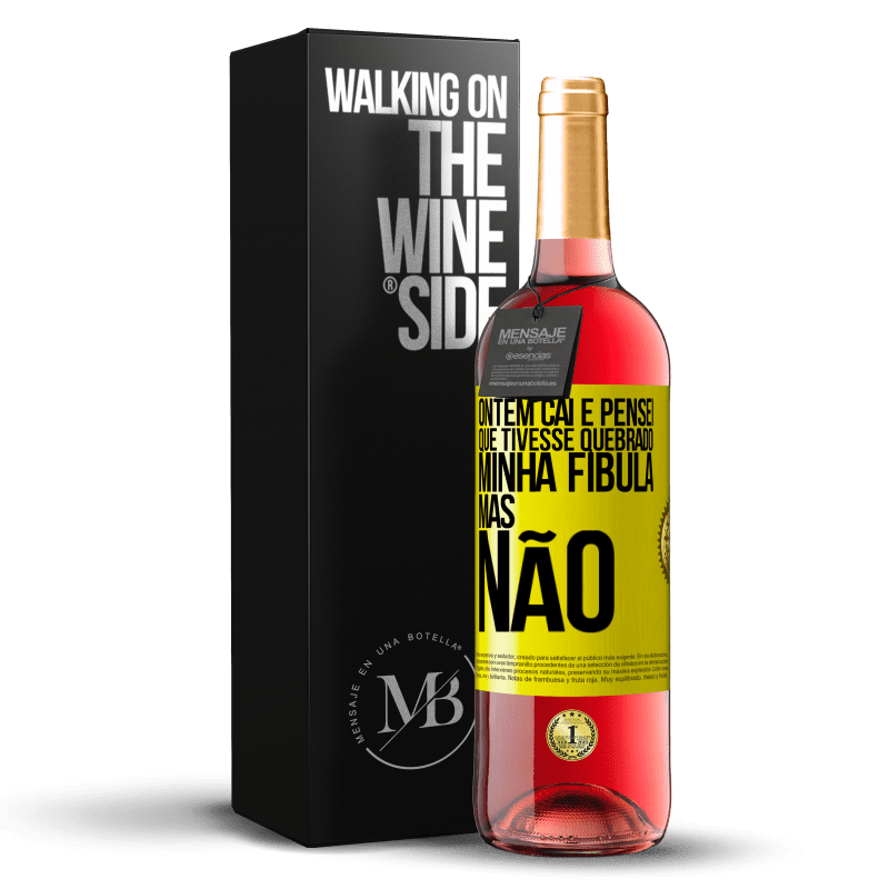 29,95 € Envio grátis | Vinho rosé Edição ROSÉ Ontem caí e pensei que tivesse quebrado minha fíbula. Mas não Etiqueta Amarela. Etiqueta personalizável Vinho jovem Colheita 2025 Tempranillo