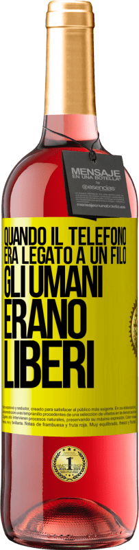 Spedizione Gratuita | Vino rosato Edizione ROSÉ Quando il telefono era legato a un filo, gli umani erano liberi Etichetta Gialla. Etichetta personalizzabile Vino giovane Raccogliere 2023 Tempranillo