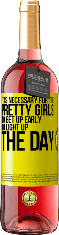 29,95 € 免费送货 | 桃红葡萄酒 ROSÉ版 漂亮的女孩必须早起来照亮一天 黄色标签. 可自定义的标签 青年酒 收成 2023 Tempranillo