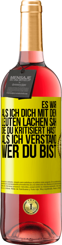 Kostenloser Versand | Roséwein ROSÉ Ausgabe Es war, als ich dich mit den Leuten lachen sah, die du kritisiert hast, als ich verstand, wer du bist Gelbes Etikett. Anpassbares Etikett Junger Wein Ernte 2023 Tempranillo