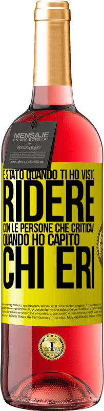 Spedizione Gratuita | Vino rosato Edizione ROSÉ È stato quando ti ho visto ridere con le persone che criticavi, quando ho capito chi eri Etichetta Gialla. Etichetta personalizzabile Vino giovane Raccogliere 2023 Tempranillo