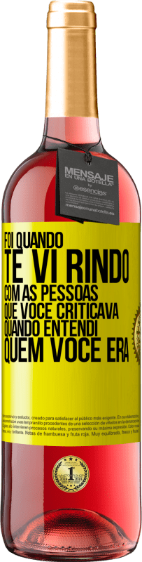 «Foi quando te vi rindo com as pessoas que você criticava, quando entendi quem você era» Edição ROSÉ