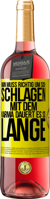 Kostenloser Versand | Roséwein ROSÉ Ausgabe Man muss richtig um sich schlagen, mit dem Karma dauert es so lange Gelbes Etikett. Anpassbares Etikett Junger Wein Ernte 2023 Tempranillo