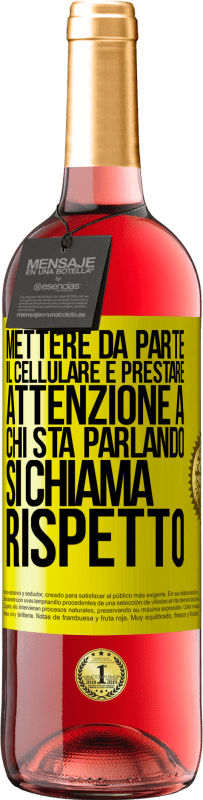 Spedizione Gratuita | Vino rosato Edizione ROSÉ Mettere da parte il cellulare e prestare attenzione a chi sta parlando si chiama RISPETTO Etichetta Gialla. Etichetta personalizzabile Vino giovane Raccogliere 2023 Tempranillo