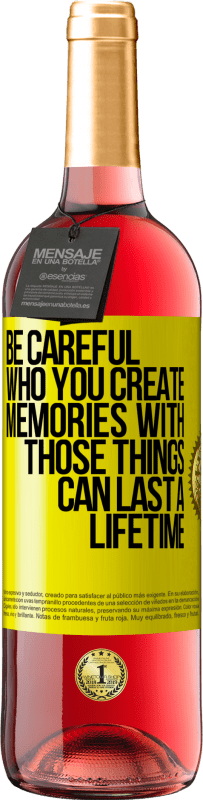 29,95 € 送料無料 | ロゼワイン ROSÉエディション 誰と一緒に思い出を作るか注意してください。それらのものは一生続くことができます 黄色のラベル. カスタマイズ可能なラベル 若いワイン 収穫 2025 Tempranillo
