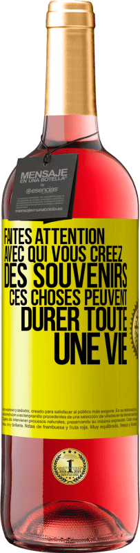 Envoi gratuit | Vin rosé Édition ROSÉ Faites attention avec qui vous créez des souvenirs. Ces choses peuvent durer toute une vie Étiquette Jaune. Étiquette personnalisable Vin jeune Récolte 2023 Tempranillo