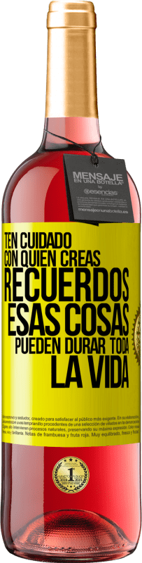 Envío gratis | Vino Rosado Edición ROSÉ Ten cuidado con quién creas recuerdos. Esas cosas pueden durar toda la vida Etiqueta Amarilla. Etiqueta personalizable Vino joven Cosecha 2023 Tempranillo