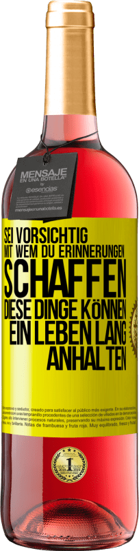 Kostenloser Versand | Roséwein ROSÉ Ausgabe Sei vorsichtig, mit wem du Erinnerungen schaffen. Diese Dinge können ein Leben lang anhalten Gelbes Etikett. Anpassbares Etikett Junger Wein Ernte 2023 Tempranillo