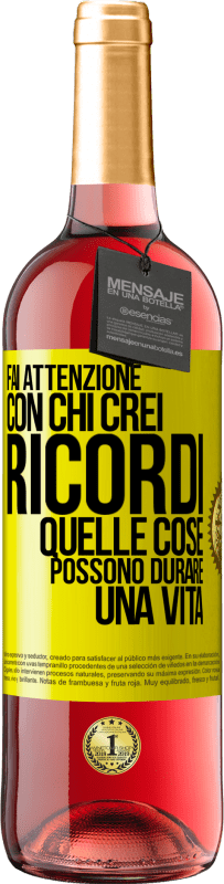 Spedizione Gratuita | Vino rosato Edizione ROSÉ Fai attenzione con chi crei ricordi. Quelle cose possono durare una vita Etichetta Gialla. Etichetta personalizzabile Vino giovane Raccogliere 2023 Tempranillo