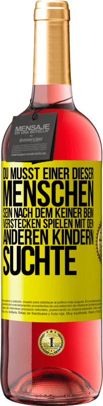 Kostenloser Versand | Roséwein ROSÉ Ausgabe Du musst einer dieser Menschen sein, nach dem keiner beim Verstecken spielen mit den anderen Kindern suchte Gelbes Etikett. Anpassbares Etikett Junger Wein Ernte 2023 Tempranillo