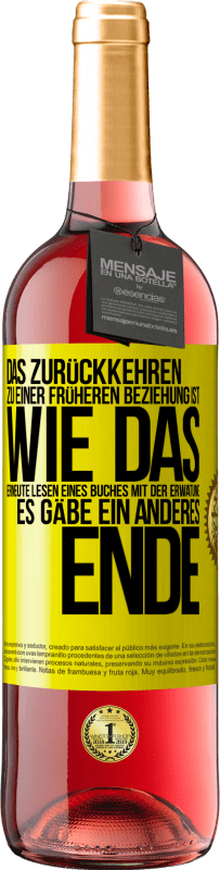 Kostenloser Versand | Roséwein ROSÉ Ausgabe Das Zurückkehren zu einer früheren Beziehung ist, wie das erneute Lesen eines Buches mit der Erwatung, es gäbe ein anderes Ende Gelbes Etikett. Anpassbares Etikett Junger Wein Ernte 2023 Tempranillo