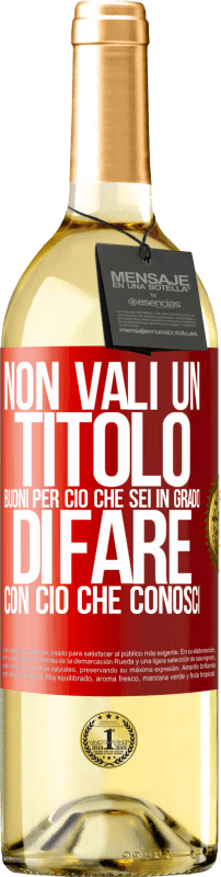 29,95 € | Vino bianco Edizione WHITE Non vali un titolo. Buoni per ciò che sei in grado di fare con ciò che conosci Etichetta Rossa. Etichetta personalizzabile Vino giovane Raccogliere 2024 Verdejo