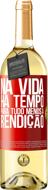 29,95 € Envio grátis | Vinho branco Edição WHITE Na vida, há tempo para tudo, menos a rendição Etiqueta Vermelha. Etiqueta personalizável Vinho jovem Colheita 2024 Verdejo