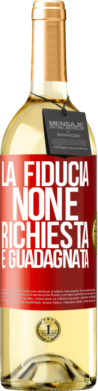 29,95 € Spedizione Gratuita | Vino bianco Edizione WHITE La fiducia non è richiesta, è guadagnata Etichetta Rossa. Etichetta personalizzabile Vino giovane Raccogliere 2025 Verdejo