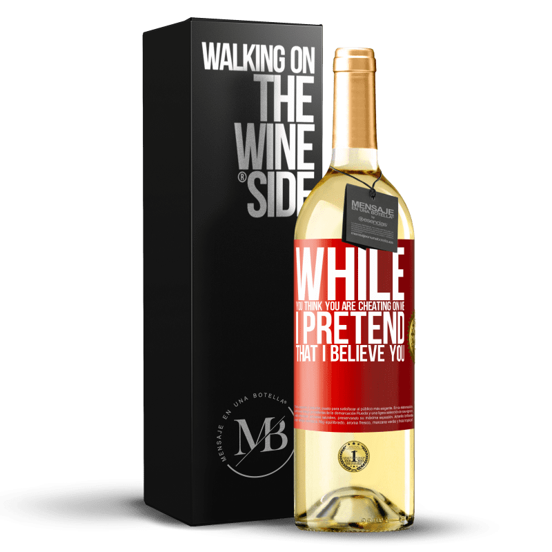 29,95 € Бесплатная доставка | Белое вино Издание WHITE Пока ты думаешь, что изменяешь мне, я притворяюсь, что верю тебе Красная метка. Настраиваемая этикетка Молодое вино Урожай 2023 Verdejo