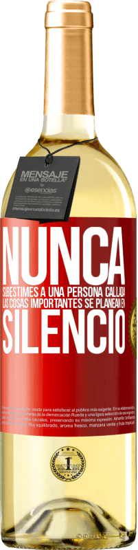 29,95 € Envío gratis | Vino Blanco Edición WHITE Nunca subestimes a una persona callada, las cosas importantes se planean en silencio Etiqueta Roja. Etiqueta personalizable Vino joven Cosecha 2024 Verdejo