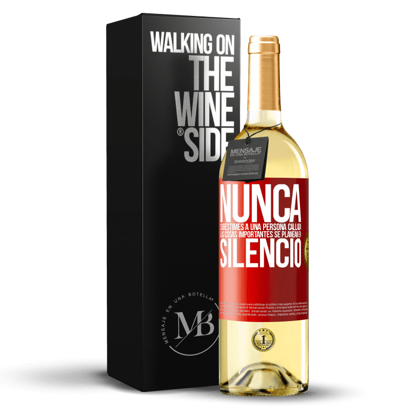 29,95 € Envío gratis | Vino Blanco Edición WHITE Nunca subestimes a una persona callada, las cosas importantes se planean en silencio Etiqueta Roja. Etiqueta personalizable Vino joven Cosecha 2024 Verdejo